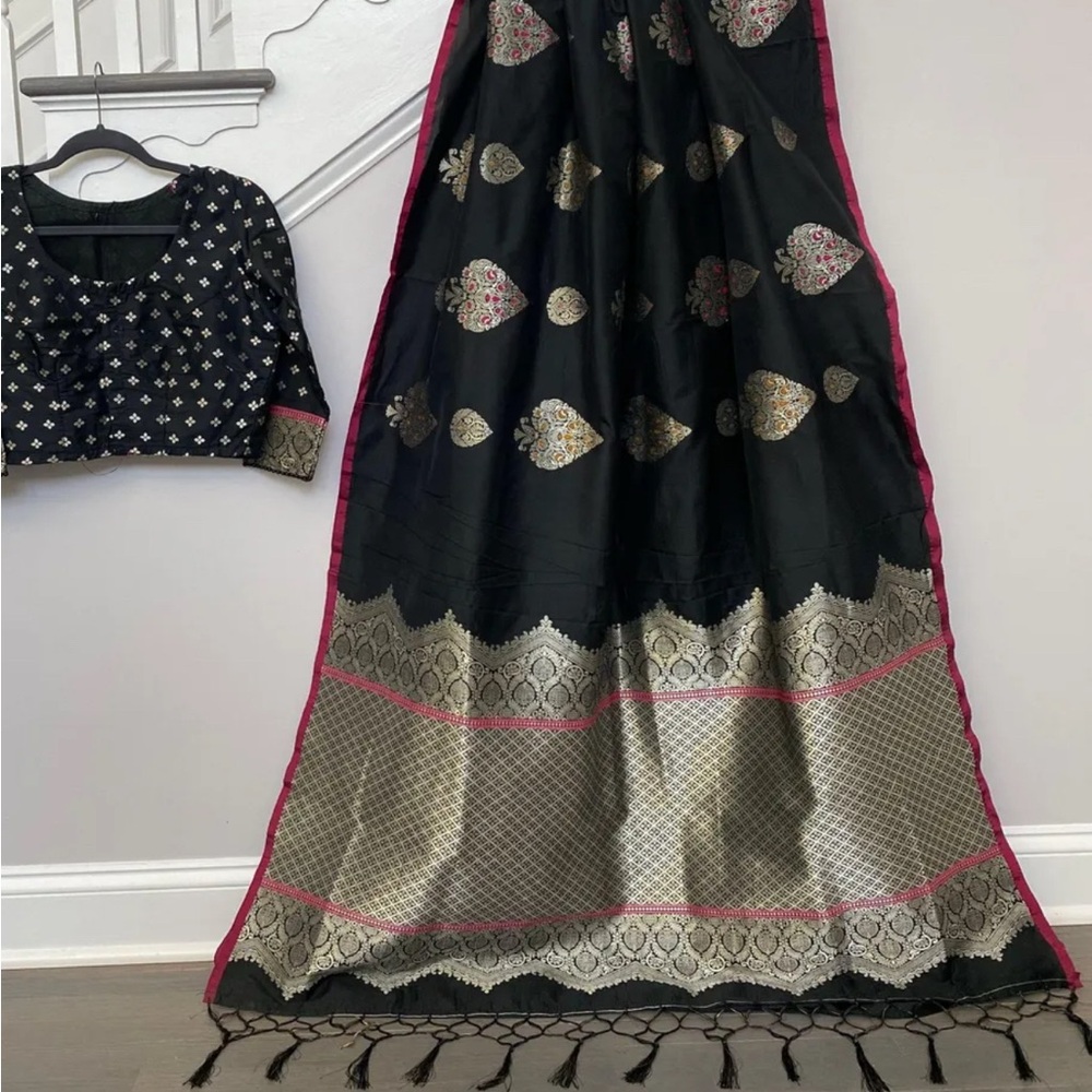 Women’s Kanjivaram Soft Lichi Silk Banarasi Sarees With Blouse Piece
